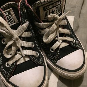 Toddler black/white low top converse sneakers